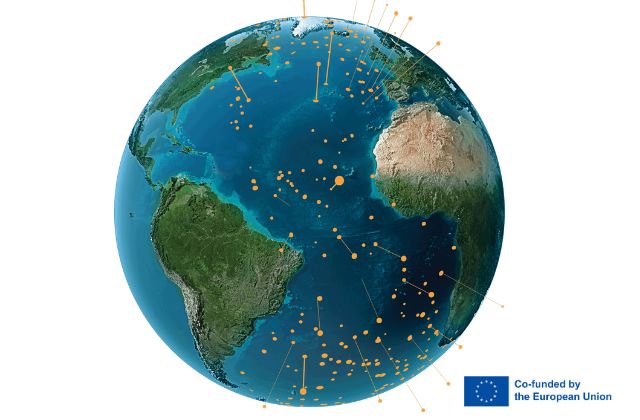 Eine detaillierte 3D-Darstellung der Erde mit Fokus auf den Atlantischen Ozean, wobei Nord- und Südamerika links sowie Europa und Afrika rechts zu sehen sind. Zahlreiche kleine orangefarbene Punkte und Verbindungslinien sind über dem Ozean und angrenzenden Regionen verteilt und deuten auf Datenpunkte oder ein Netzwerk hin. Unten rechts befindet sich ein Hinweis „Kofinanziert von der Europäischen Union“ neben der EU-Flagge.
