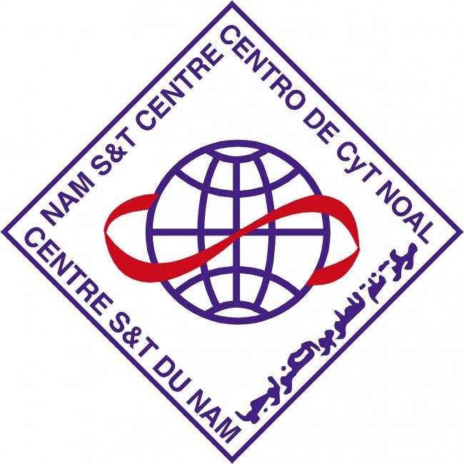 Ein Logo, bestehend aus einem stilisierten violetten Globus mit Längen- und Breitengraden, überlagert von einem roten Unendlichkeitssymbol. Der Globus befindet sich in der Mitte eines geneigten quadratischen Rahmens (Rautenform). Um die Innenkanten des Quadrats herum stehen die Worte „NAM S&T CENTRE”, „CENTRO DE CYT NOAL”, „CENTRE S&T DU NAM” und die arabische Entsprechung, jeweils auf einer Seite des Quadrats, in violetter Schrift. Das gesamte Farbschema ist violett und rot auf weißem Hintergrund.