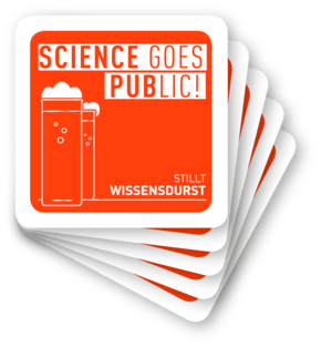 rot-weißes Logo der Wissenschaftsreihe Science Goes Public auf dem  auseindergefächertes Bierdeckel mit Schriftzug zu sehen sind