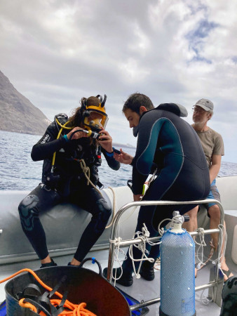 Ein Einsatztaucher wird vom Signalmann ueberprueft Der Pruefer Stefan Zimmermann schaut kritisch zu web Ein Einsatztaucher wird vom Signalmann ueberprueft Der Pruefer Stefan Zimmermann schaut kritisch zu web