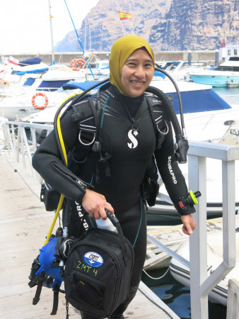 Estra freut sich   ber einen erfolgreichen Tauchgang web Estra freut sich   ber einen erfolgreichen Tauchgang web