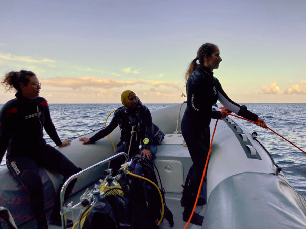 Floriane haelt ueber die Signalleine Kontakt zu einer Taucherin Estra steht als Sicherungstaucherin bereit Floriane haelt ueber die Signalleine Kontakt zu einer Taucherin Estra steht als Sicherungstaucherin bereit