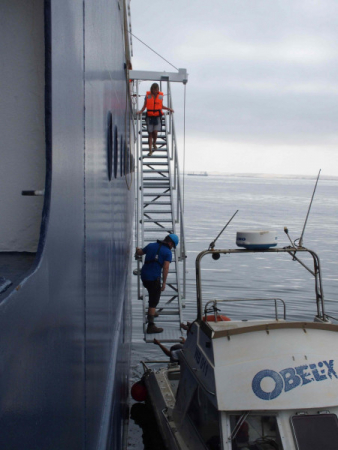 Begegnung mit Obelix -  Austausch einiger Crewmitglieder am 2.3.2019 vor Namibia Begegnung mit Obelix -  Austausch einiger Crewmitglieder am 2.3.2019 vor Namibia