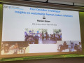 Gro&szlig;aufnahme einer Pr&auml;sentationsfolie mit dem Titel &bdquo;Four Decades in Dialogue &ndash; Insights on sustainable human-nature relations&ldquo; von Marion Glaser, erg&auml;nzt durch Fotos verschiedener Gespr&auml;chsrunden.