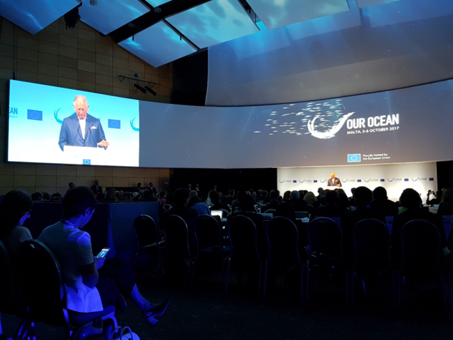 Prince Charles, der Prince of Wales auf der Bühne der "Our Ocean"-Konferenz in Malta | Foto: Anna-Katharina Hornidge