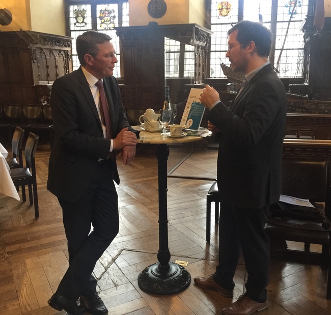 Frank Imhoff, Präsident der Bremischen Bürgerschaft im Gespräch mit dem Geologen Nils Moosdorf vom ZMT | Foto: A. Daschner