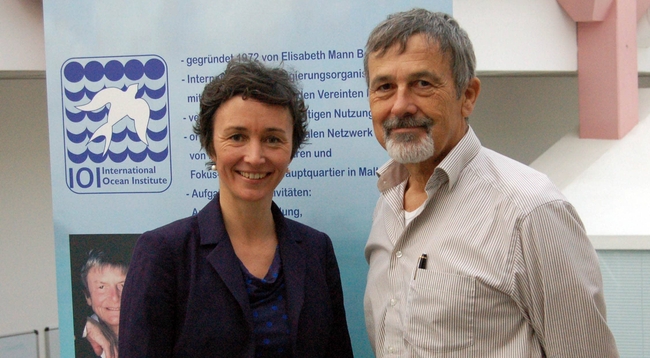 Anna-Katharina Hornidge (l.) is taking over the role of the Director of IOI Germany from Werner Ekau (r.).