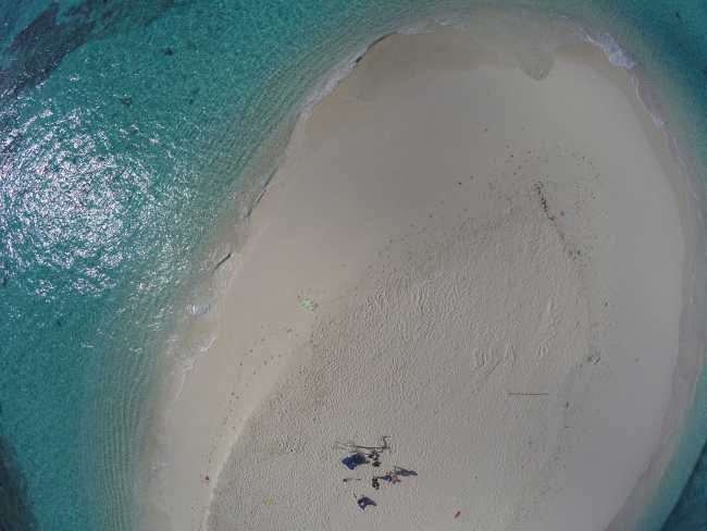 Drohnenaufnahme eines Strands in den Tropen