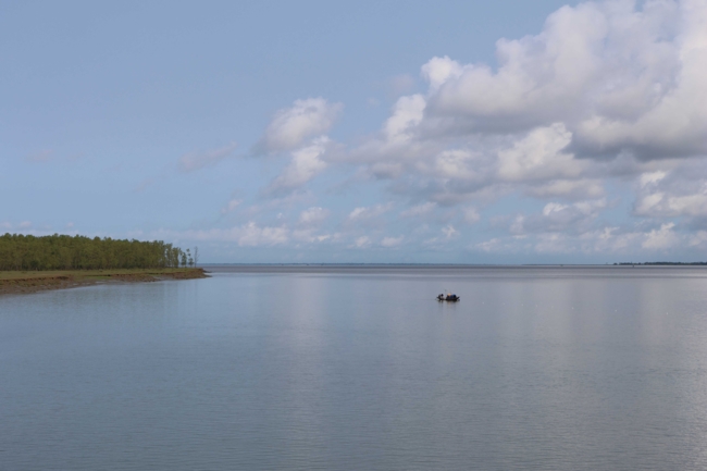 Fischerboot in weiter Entfernung an der Küste von Bangladesch