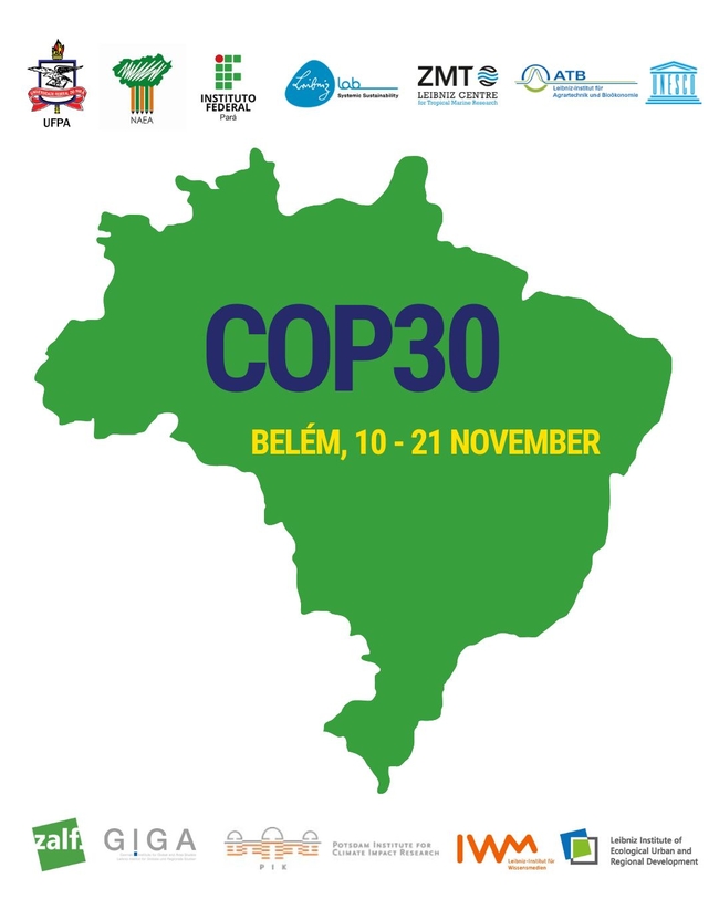 Eine Illustration für die COP30 mit einer großen, grünen Silhouette von Brasilien in der Mitte. Darüber steht in dunkelblauer Schrift „COP30“, darunter in leuchtend gelber Schrift „Belém, 10 - 21 November“. Oben sind die Logos verschiedener Institutionen abgebildet, darunter UFPA, NAEA, Instituto Federal Pará, Leibniz Lab, ZMT, ATB und UNESCO. Unten befinden sich weitere Logos, u.a. von ZALF, GIGA, PIK, IWM und dem Leibniz-Institut für ökologische Raumentwicklung. Das Design hebt Brasilien als Gastgeberland hervor, mit Belém als Austragungsort der COP30-Klimakonferenz.