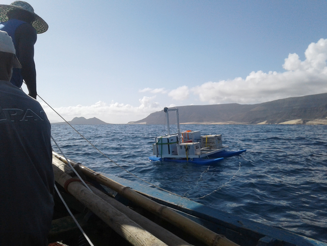 During the measuring campaign, the surface film on the Atlantic Ocean off the Cape Verde Islands is collected with the catamaran "MarParCat", which was built by the Leibniz Centre for Tropical Marine Research (ZMT). | Photo: Manuela van Pinxteren, TROPOS