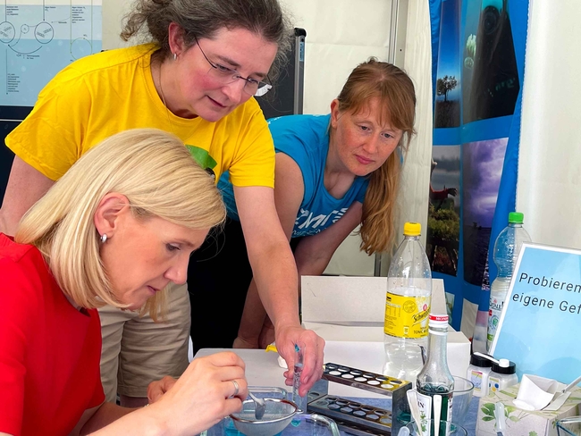 Hands-on experiments at the ZMT tent: Professor Jutta Günther, President of the University of Bremen | Photo: Lisa Zimmermann, ZMT