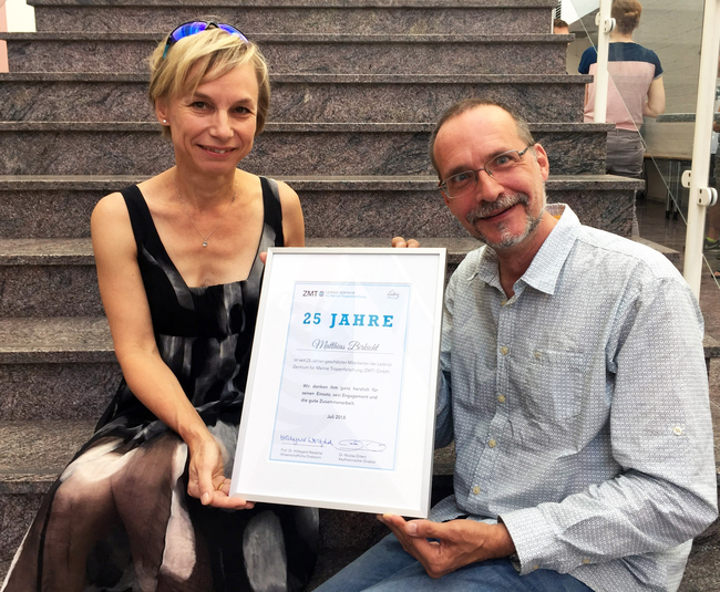 Hildegard Westphal congratulates Matthias Birkicht on his 25th anniversary at ZMT | Photo: A. Daschner