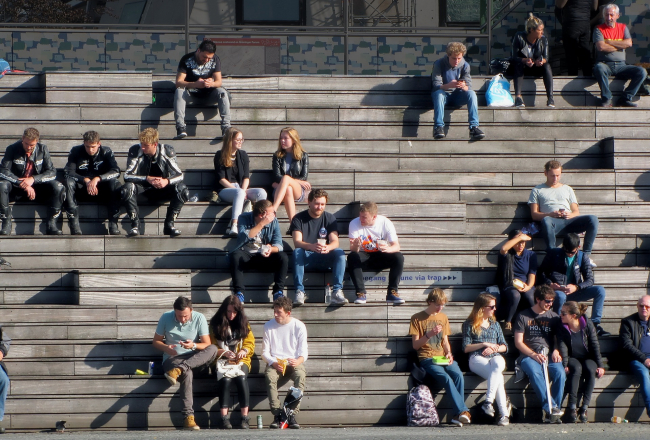 menschengruppe auf einer großen Treppe sitzend