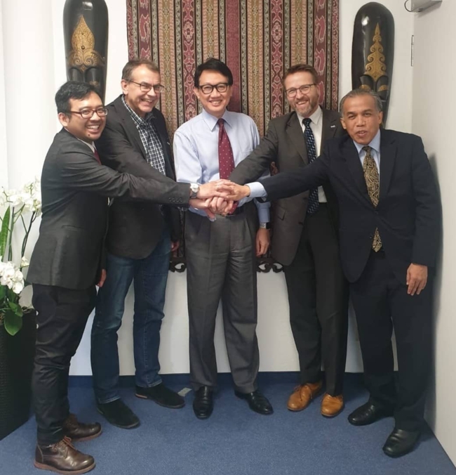 Dr. Yustian Rovi Alfiansah, Dr. Andreas Kunzmann and Prof. Dr. Martin Zimmer with H.E. Arif Havas Oegroseno (middle) and Mr. Yul Edison, Deputy Chief of Mission (right),at the Indonesian Embassy in Berlin | Photo: Indonesian Embassy