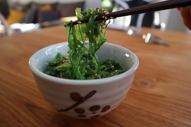Samll bowl from which algae are picked up with chopsticks aus der mit Ess-Stäbchen Algen genommen werden
