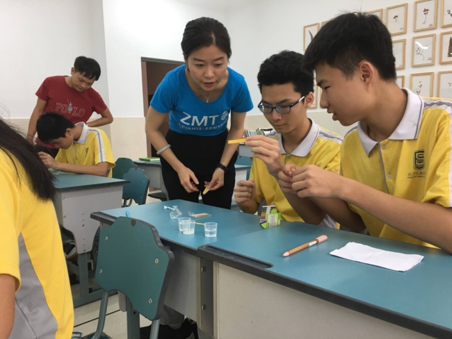 Dr. Jialin Zhang from ZMT was showing to the students how to test ocean pH values | Photo: Chunxia Jiang, Hainan University